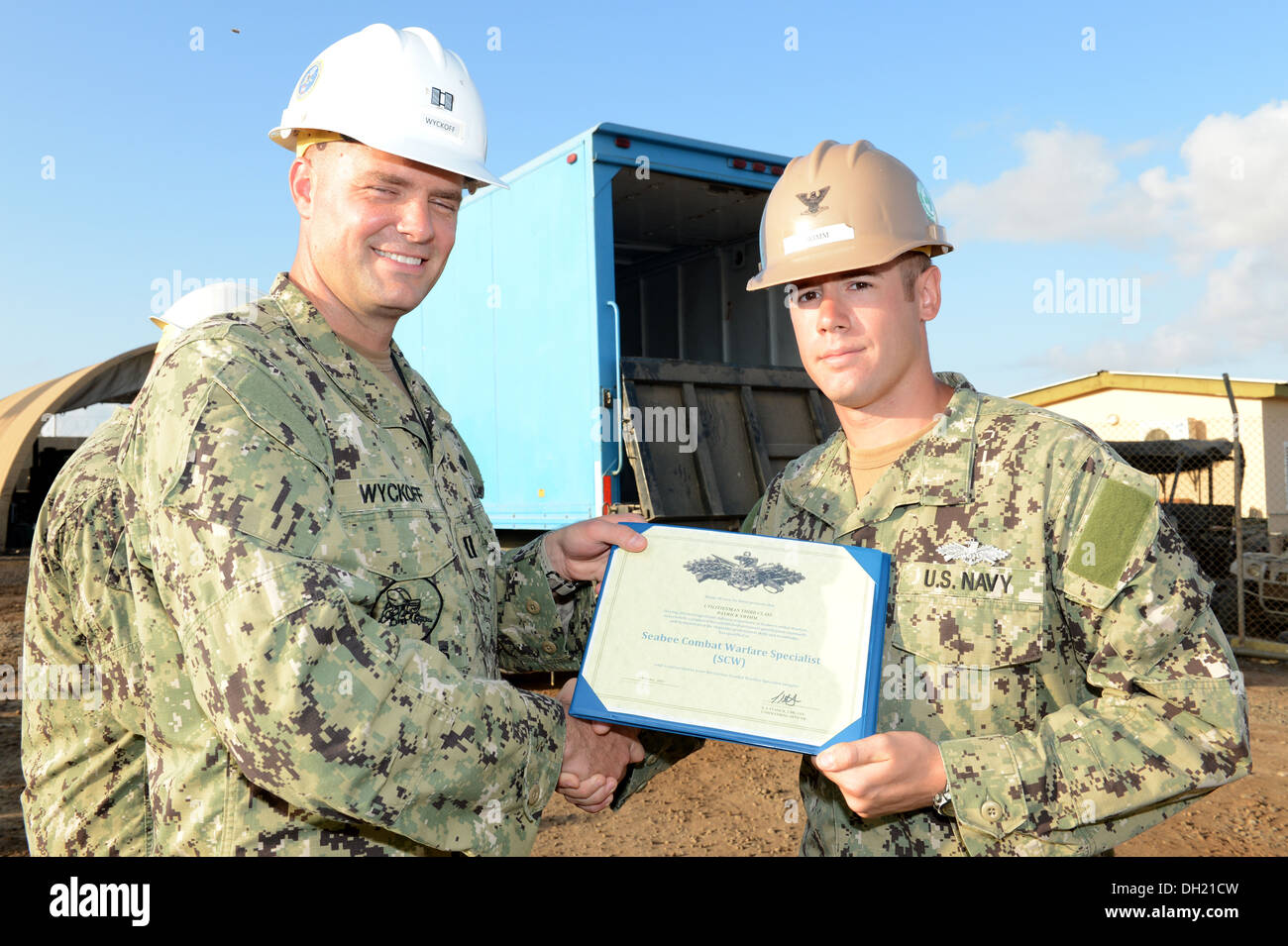 CAMP LEMONNIER, Gibuti (ott. 22, 2013) Utilitiesman 3rd Class Patrick S. Swimm, assegnato alla Naval Mobile Battalio costruzione Foto Stock