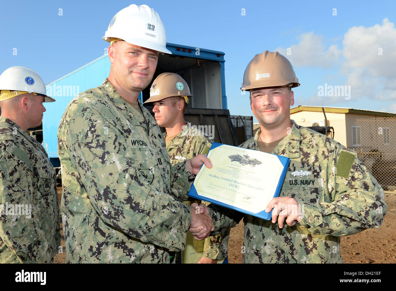 CAMP LEMONNIER, Gibuti (ott. 22, 2013) Utilitiesman Constructionman Brandon A. Dwyer, assegnato al navale costruzione Mobile Ba Foto Stock