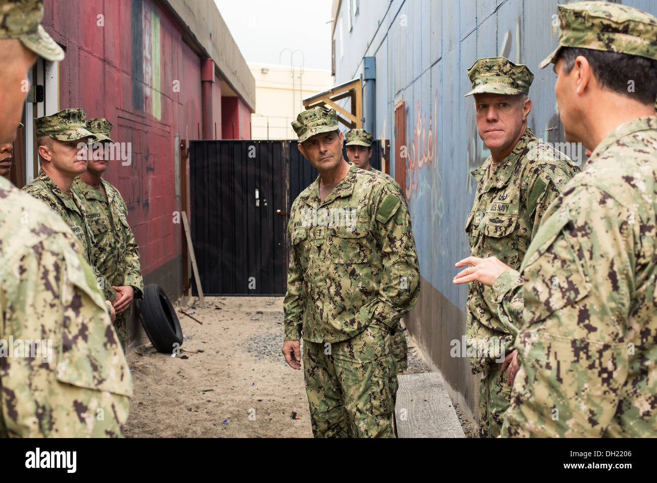 Vice Adm. William Moran, Capo del personale della Marina (centro), ascolta EOD tecnici spiegare gli aspetti tecnici della detonazione Foto Stock