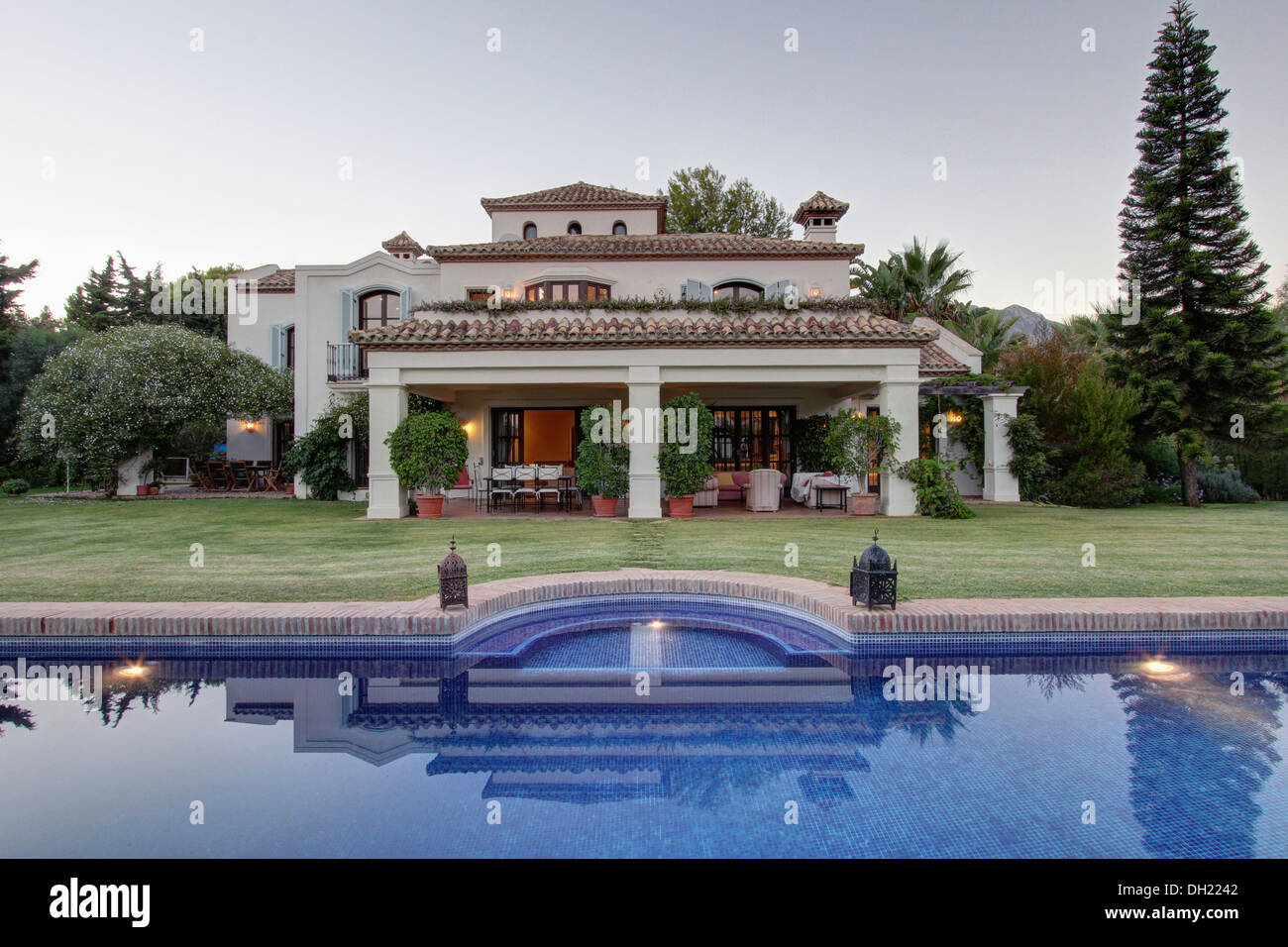 Piscina Nei giardini della villa di grandi dimensioni con ampia veranda nel sud della Spagna Foto Stock