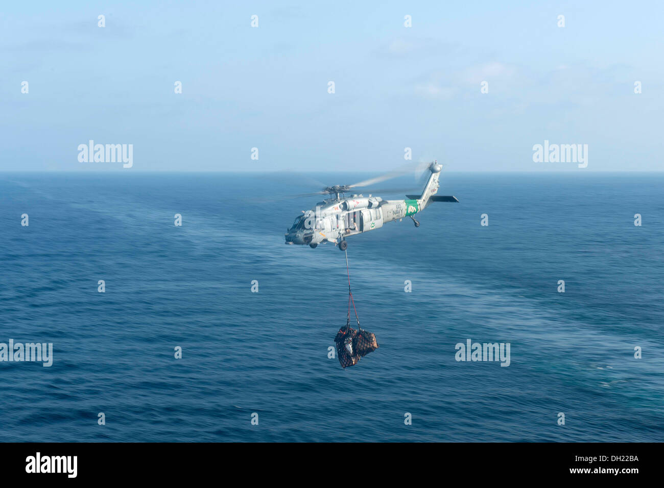 Un MH-60S Seahawk elicottero assegnato per il polveroso cani di elicottero di mare squadrone di combattimento (HSC) 7 eroga al carico di portaerei USS Harry Truman (CVN 75). Harry Truman, ammiraglia di Harry Truman Carrier Strike gruppo, viene distribuito a t Foto Stock