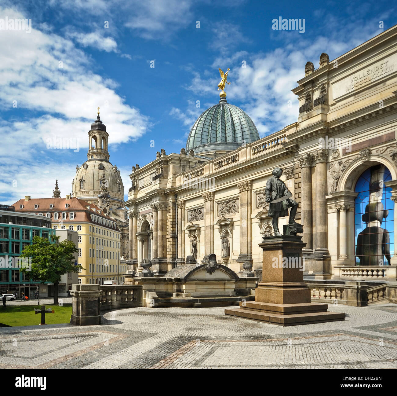 Vista di Bruehl la terrazza con il Dresden Accademia di Belle Arti, memoriale di Gottfried Semper e la Frauenkirche di Dresda Foto Stock