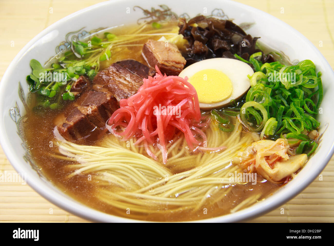 Tonkotsu ramen (ramen con osso di maiale brodo) Foto Stock