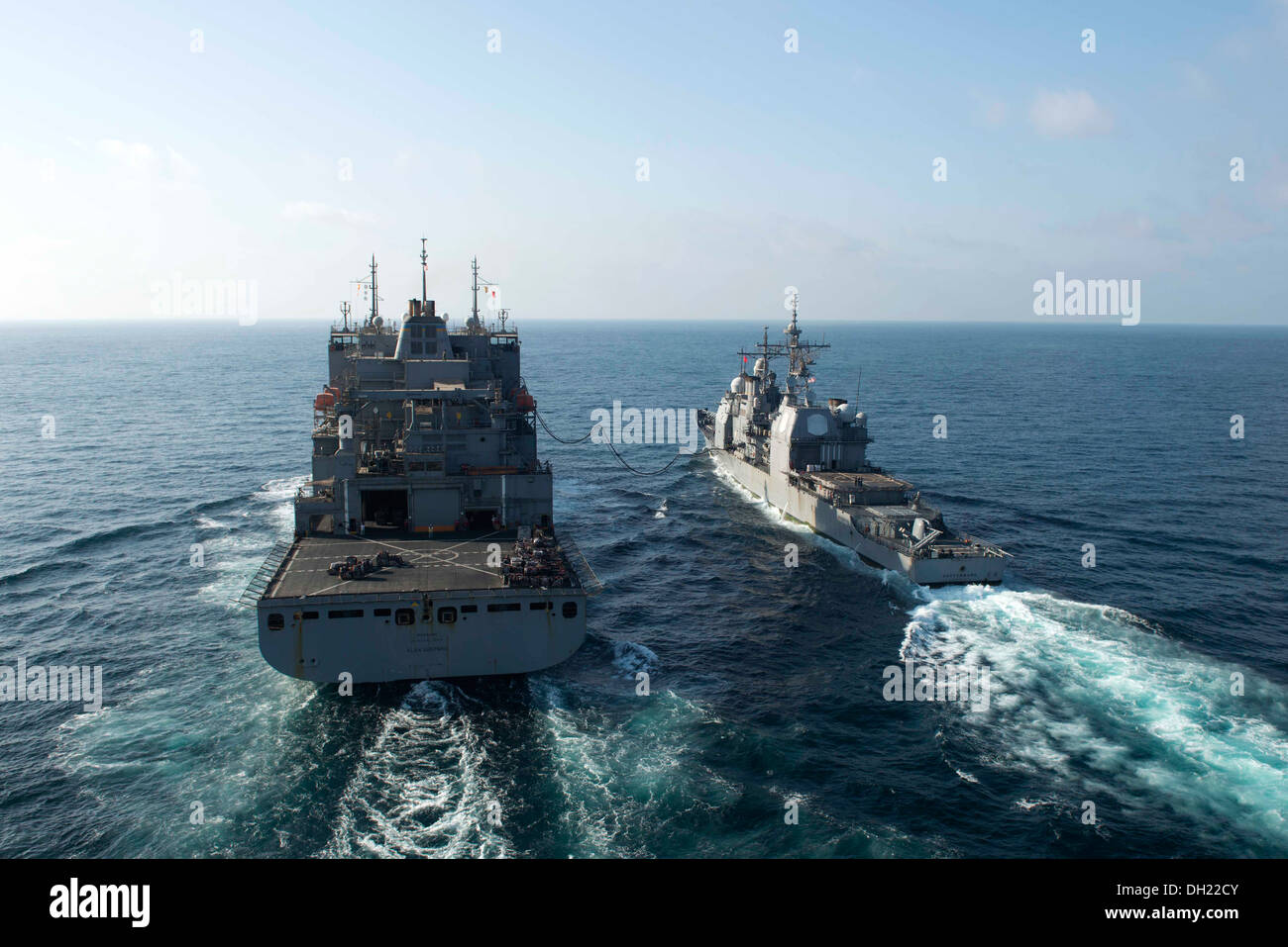 Il Sealift militare il comando di carichi secchi e munizioni nave USNS Alan Shepard (T-AKE 3) trasferisce il carburante al guidato-missili cruiser USS Gettysburg (CG 64) durante un rifornimento in corso. Gettysburg, parte di Harry Truman Carrier Strike gruppo, è d Foto Stock