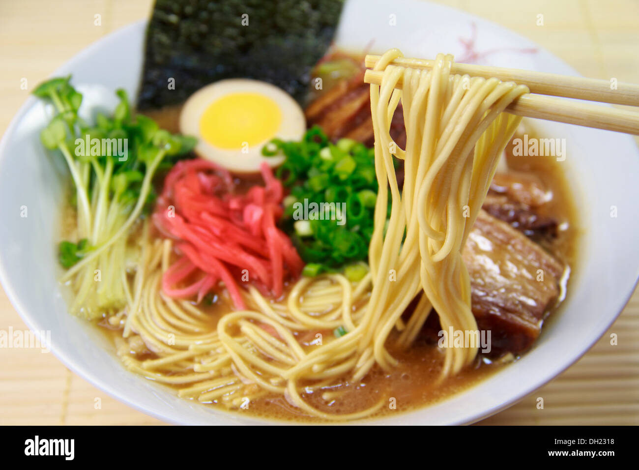 Tonkotsu ramen (ramen con osso di maiale brodo) Foto Stock