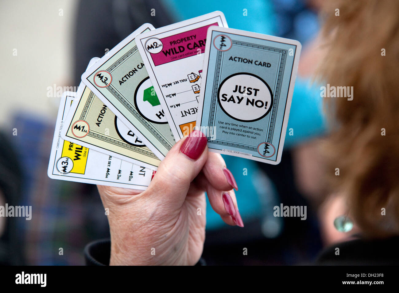Giocatore in possesso della 'BASTA DIRE NO' carta azione nel corso di una trattativa di monopolio gioco di bordo. St Paul Minnesota MN USA Foto Stock
