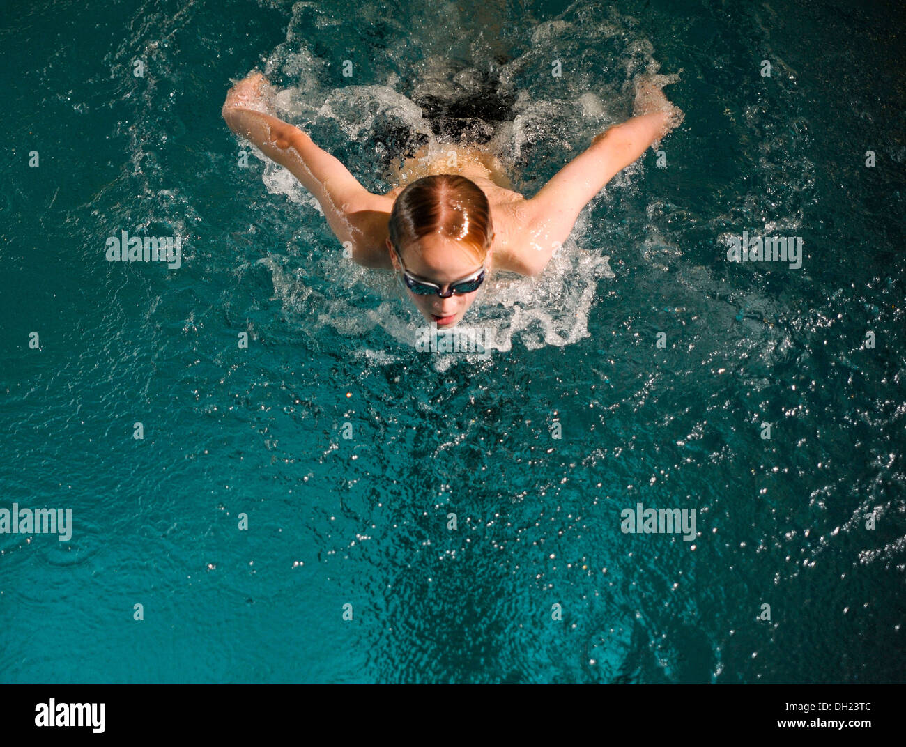 Il ragazzo, nuotatore, dodici o tredici anni, nuoto in piscina Foto Stock