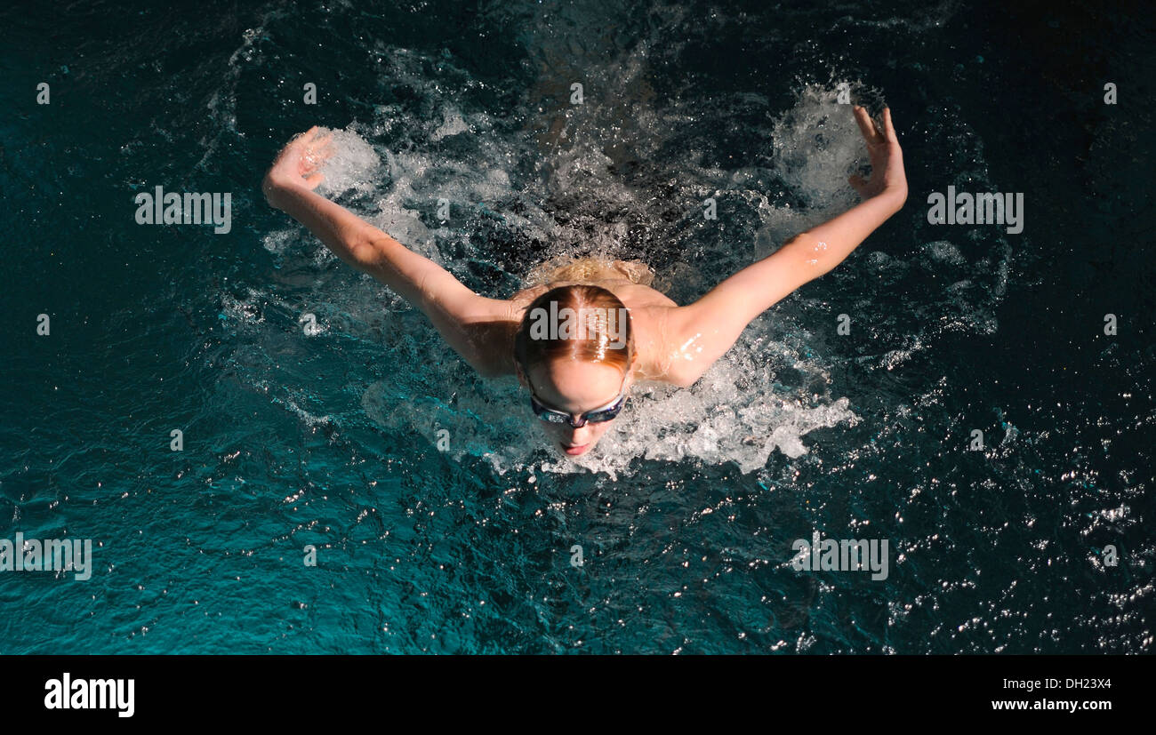 Il ragazzo, nuotatore, dodici o tredici anni, nuoto in piscina Foto Stock