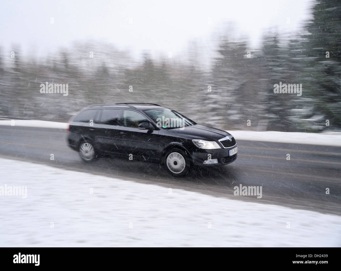 Vettura in movimento su una strada ghiacciata in inverno, Zinnwald, Monti Metalliferi, Monti Metalliferi Foto Stock