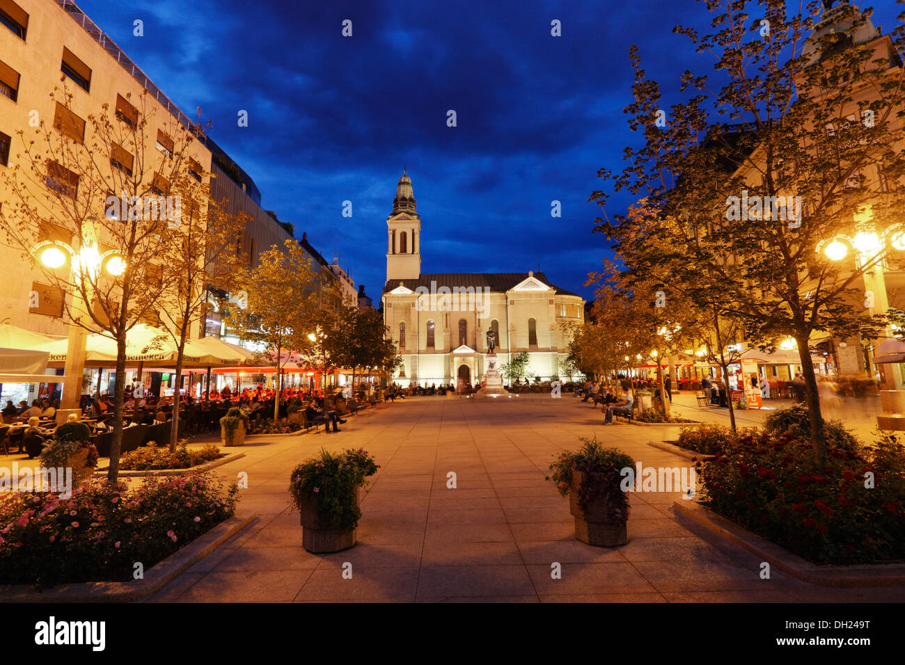 Zagabria notte, Cvijetni trg (Fiore Piazza) e la Cattedrale ortodossa (Cattedrale della Trasfigurazione del Signore) sul retro. Foto Stock