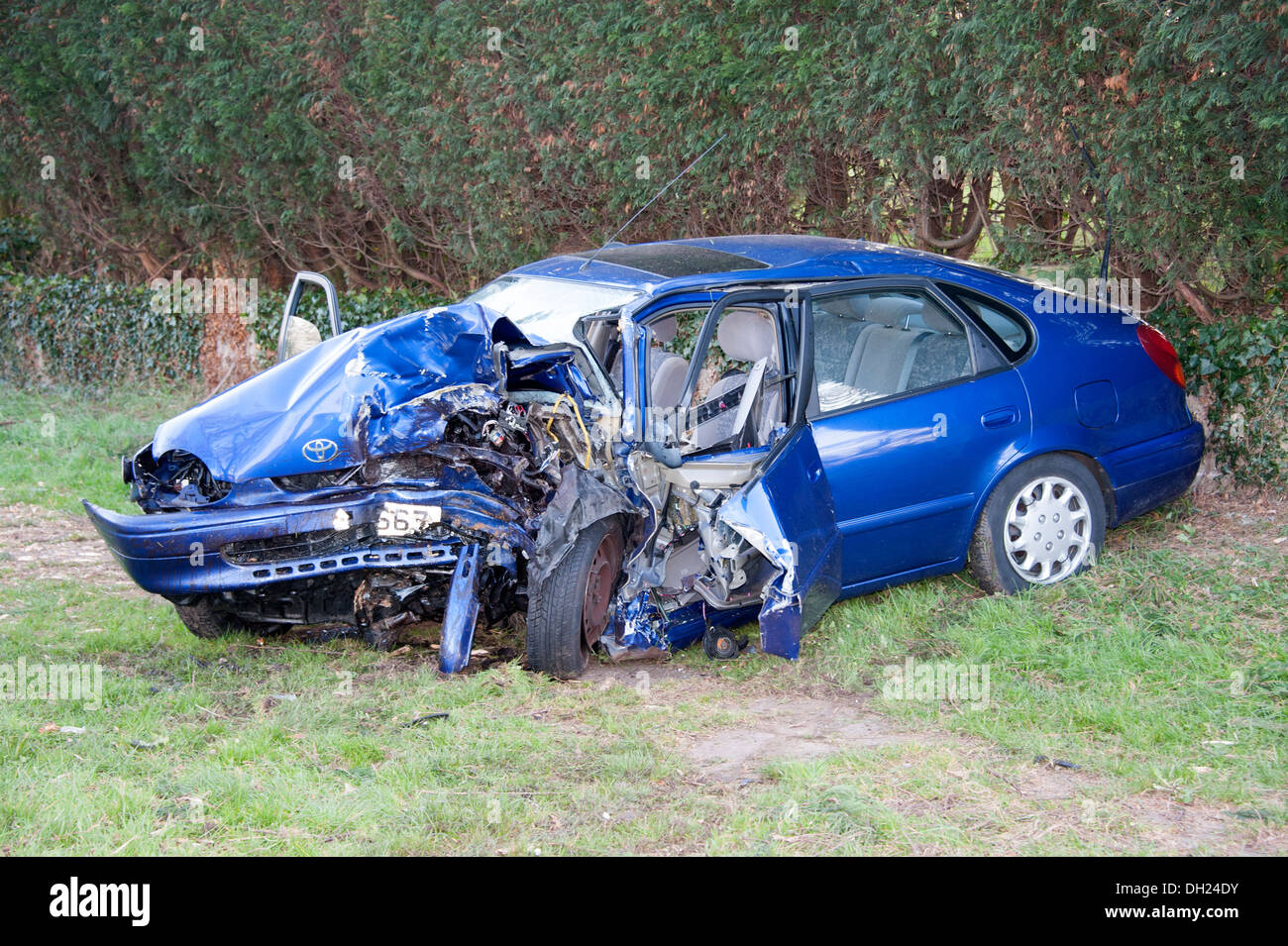 Car Crash gravemente danneggiato hit tree Foto Stock