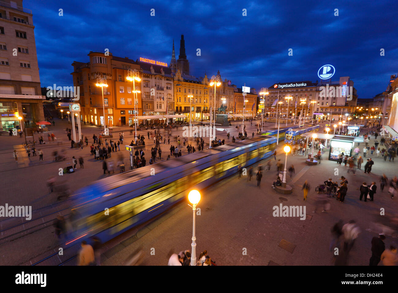 Zagabria Jelacic square di notte - Piazza Ban Josip Jelacic Foto Stock