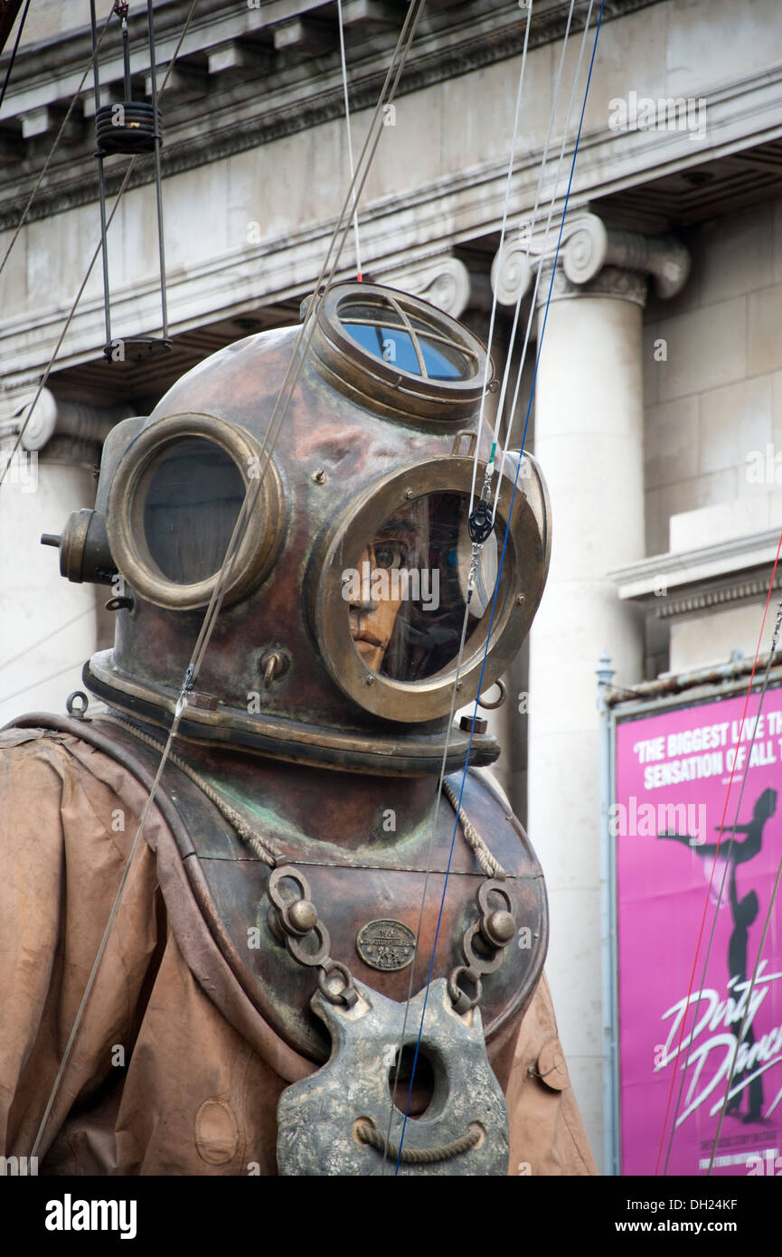 Teatro Pubblico manichino grandi Diver look casco Foto Stock