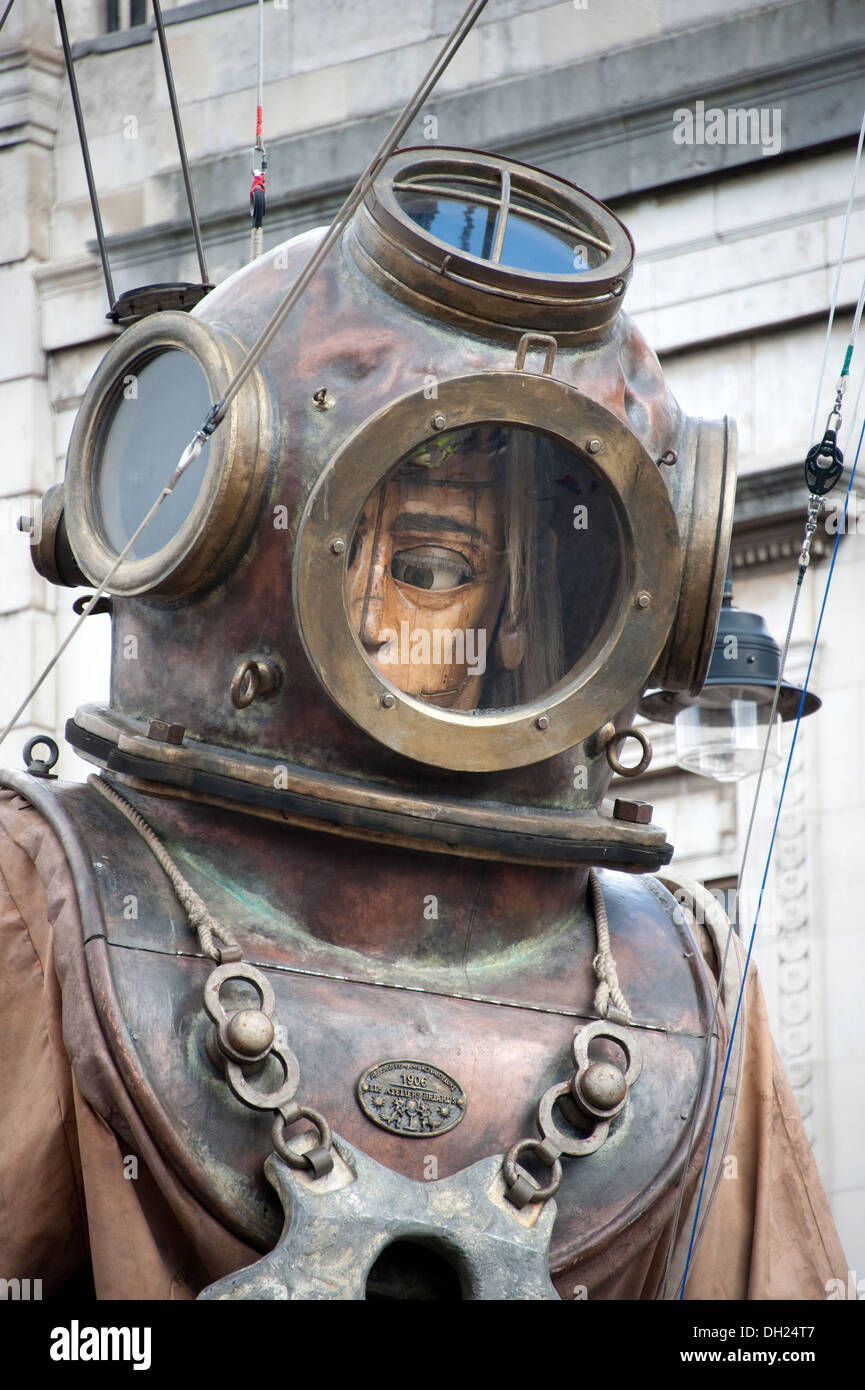 Teatro Pubblico manichino grandi Diver look casco Foto Stock