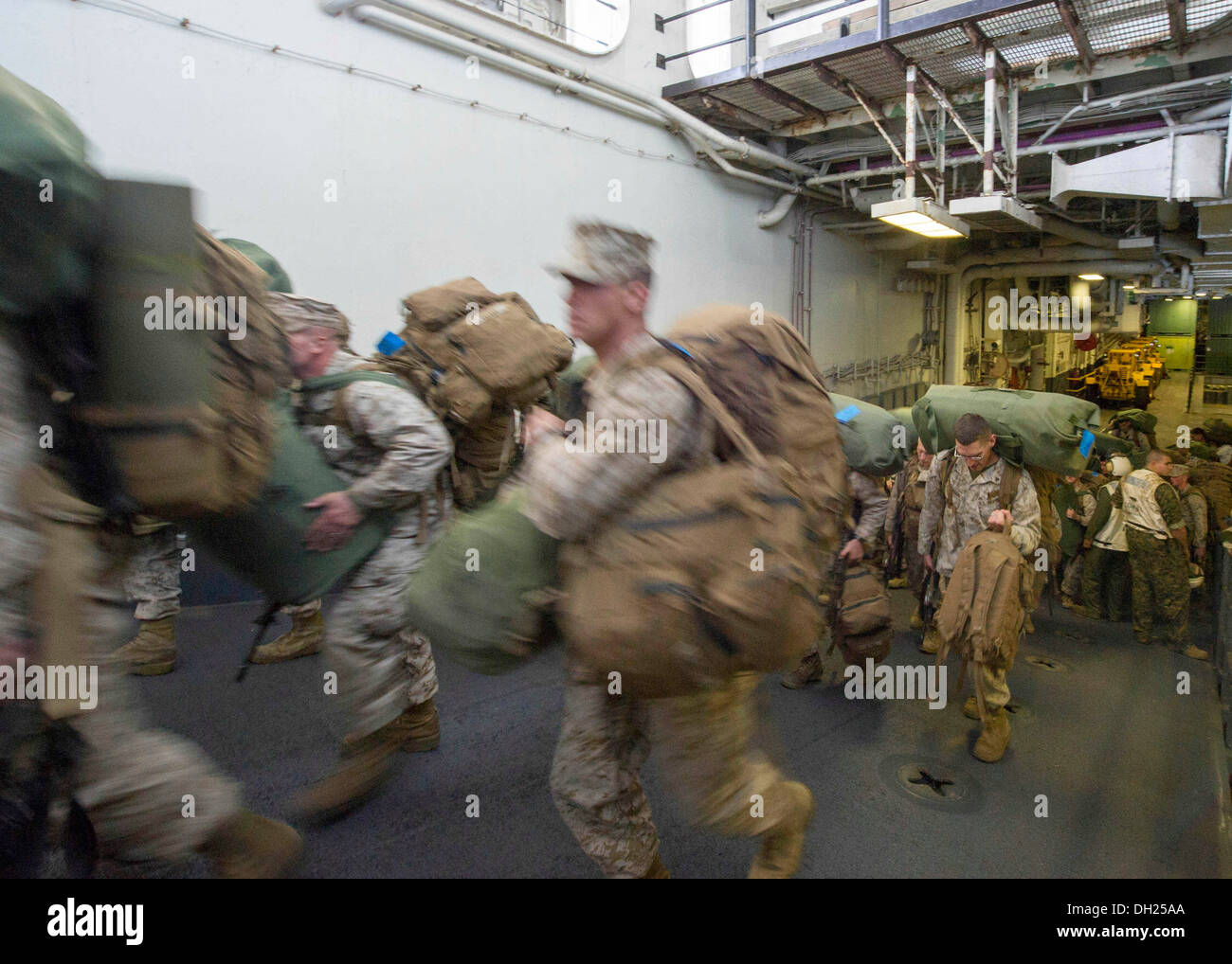Oceano atlantico, (ott. 24, 2013) --Marines arrivano in ben coperta della multipurpose Amphibious Assault nave USS Bataan (LHD 5). Bataan marinai e ventiduesima Marine Expeditionary Unit Marines sono in corso di conduzione delle qualifiche di routine. Foto Stock