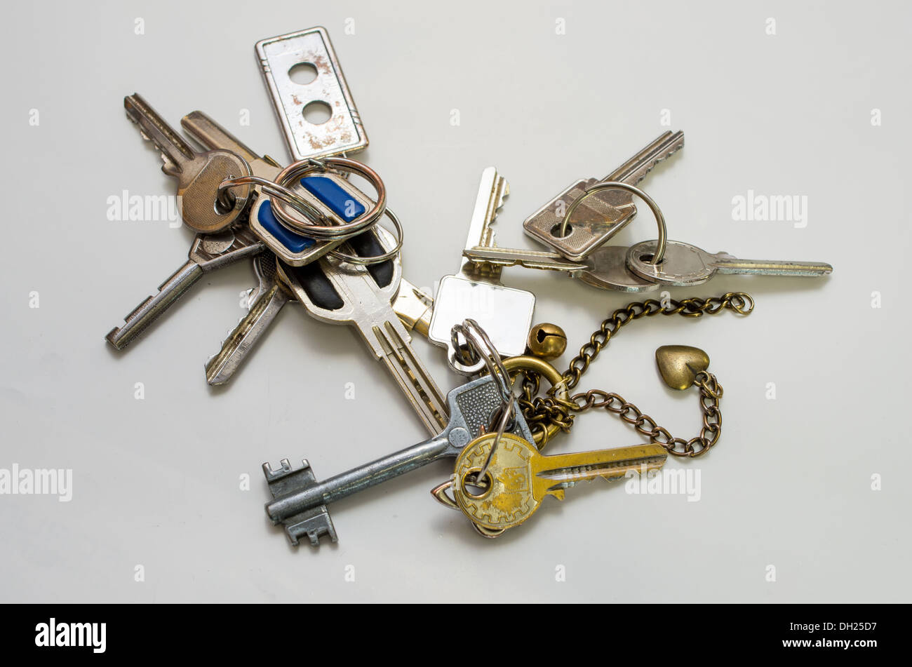 Un set di normali chiavi casuali su una catena Foto Stock