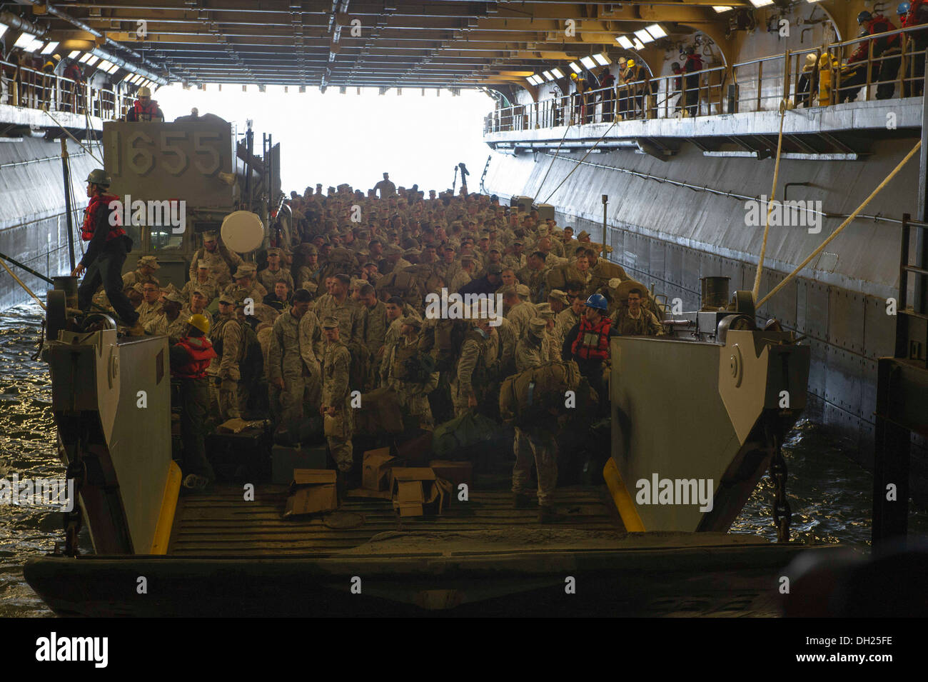 -Marines arrivano su un Landing Craft Utility (LCU) nel ben coperta della multipurpose Amphibious Assault nave USS Bataan (LHD 5) Foto Stock