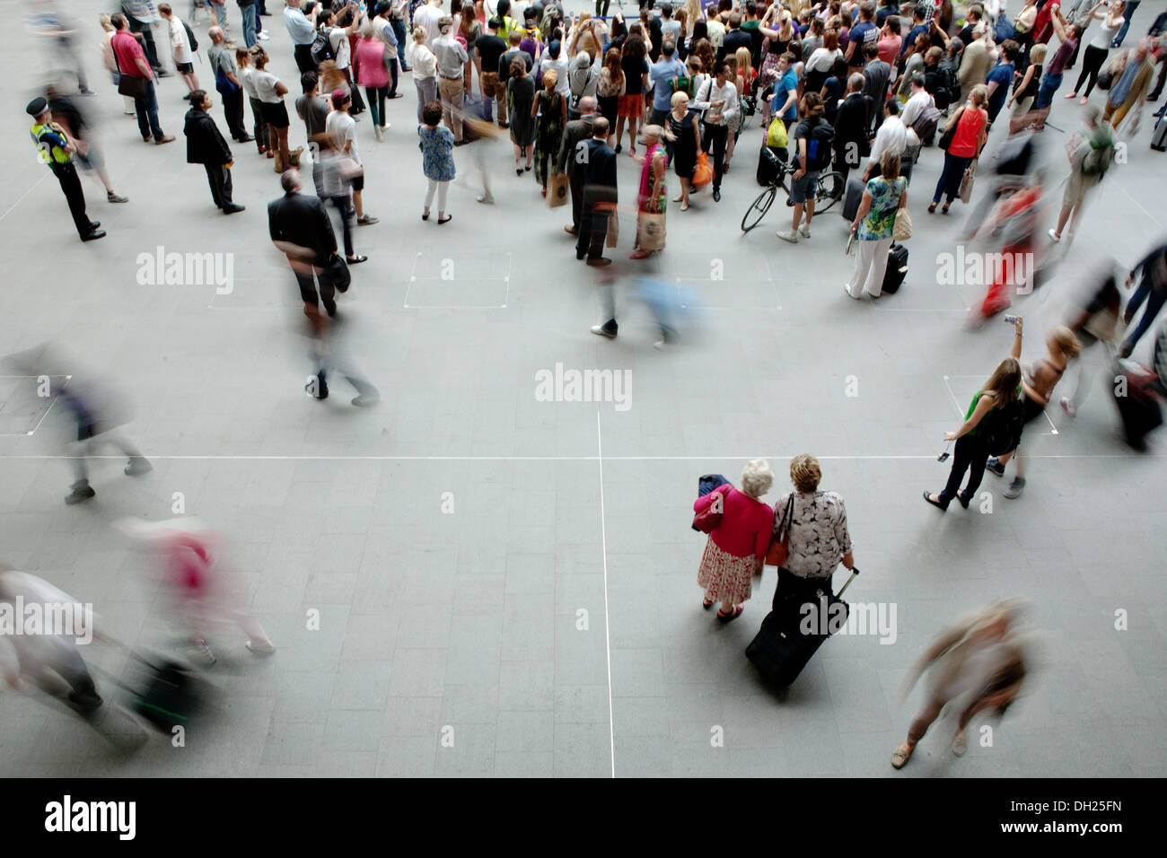Spostando la folla a Londra King Cross Station Foto Stock