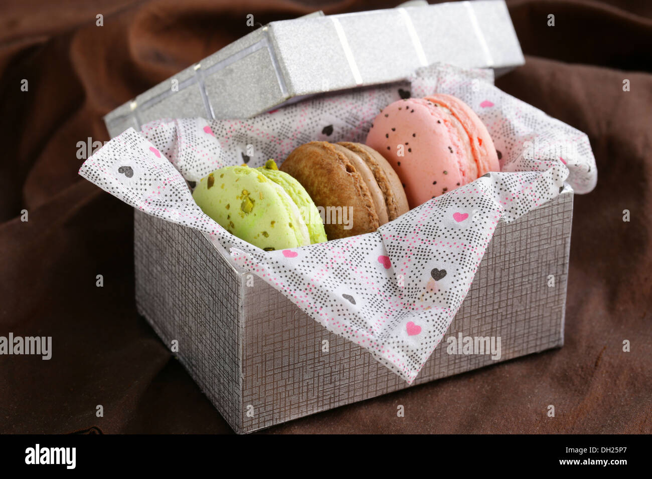 Il francese multicolore di amaretti in una confezione regalo dolce presente Foto Stock