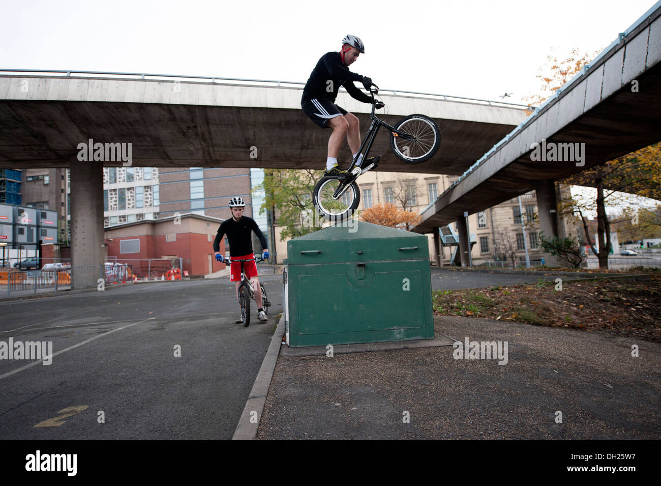 Urban adolescente stunt bike jump jumping Foto Stock