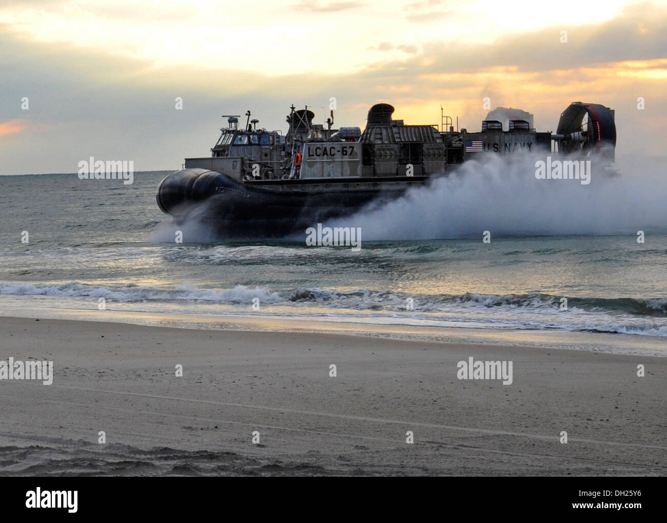 Una Landing Craft Air Cushion attaccato al mestiere anfibio unità 4 si avvicina a riva per eseguire uno sbarco sulla spiaggia ott. 25. Bataan marinai e ventiduesima Marine Expeditionary Unit Marines sono in corso di conduzione delle qualifiche di routine Foto Stock