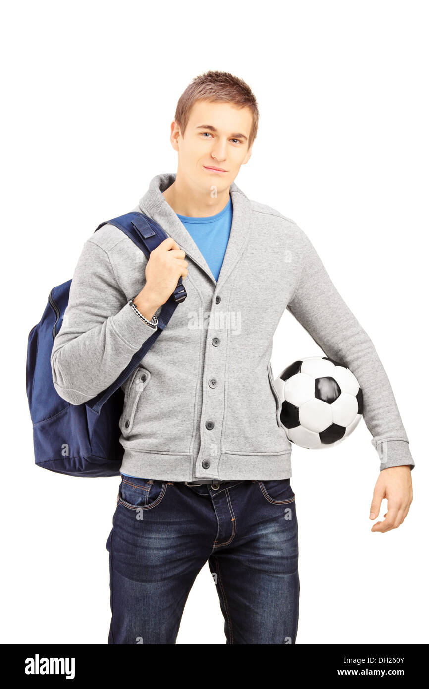 Giovani studenti di sesso maschile con borsa scuola tenendo un calcio Foto Stock