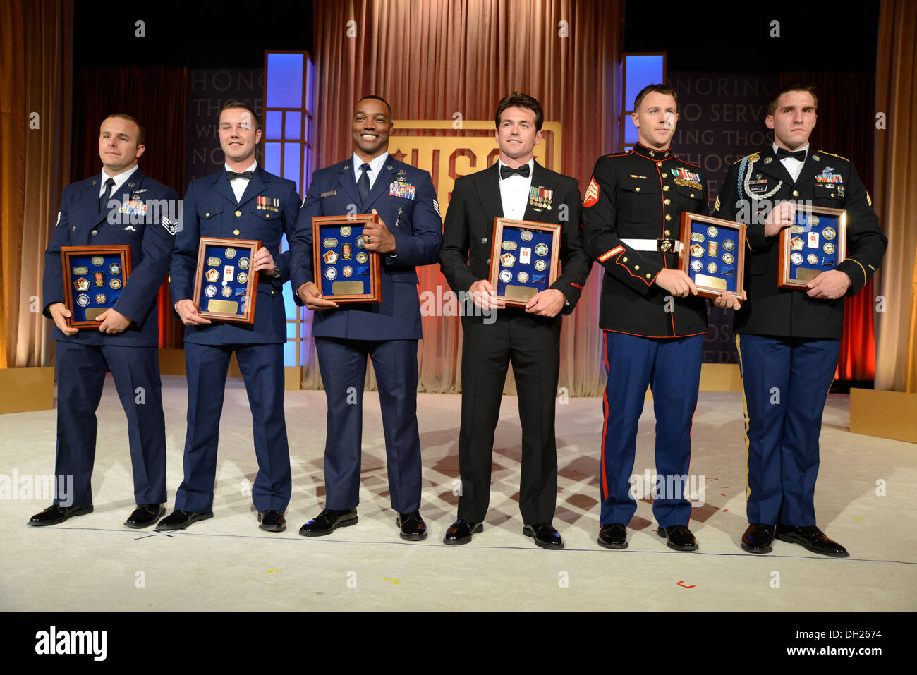 Osu 2013 organo di servizio honorees, da sinistra a destra, Guardsman nazionale dell'anno Staff Sgt. Christopher D. Petersen; coste G Foto Stock