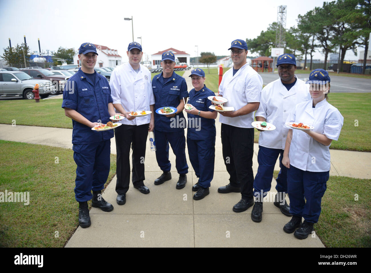 Coast Guard i deputati che hanno partecipato a un concorso di cottura alla Stazione della Guardia Costiera Little Creek in Virginia Beach, Va., stand per una foto di gruppo a seguito del giudicare, Lunedì 28 Ottobre, 2013. Unità Partecipanti includono Coast Guard stazioni Little Creek Foto Stock