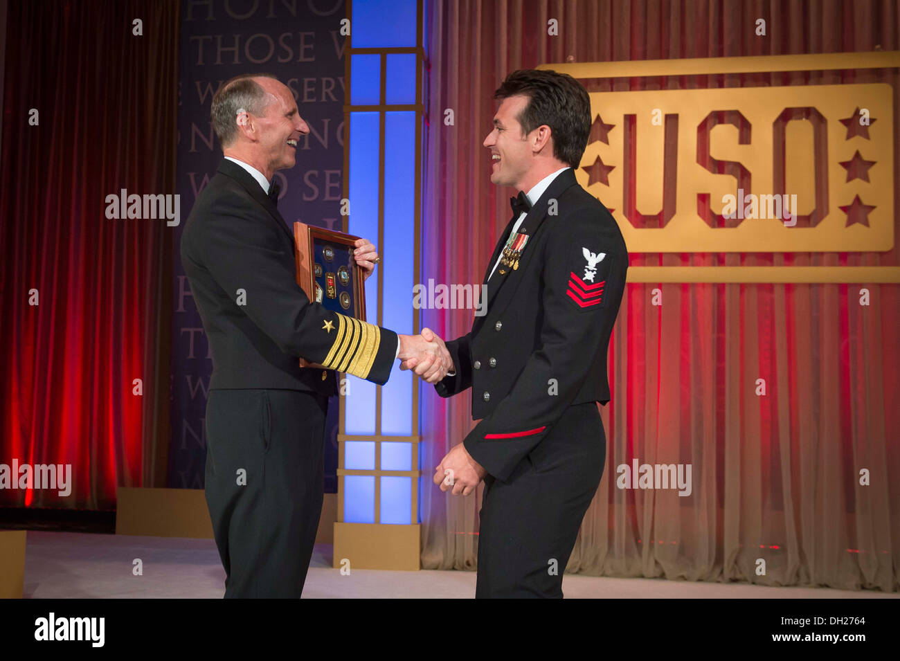 Capo di operazioni navali (CNO) Adm. Jonathan Greenert presenta l'OSU marinaio del premio di anno per l'eliminazione degli ordigni esplosivi Foto Stock