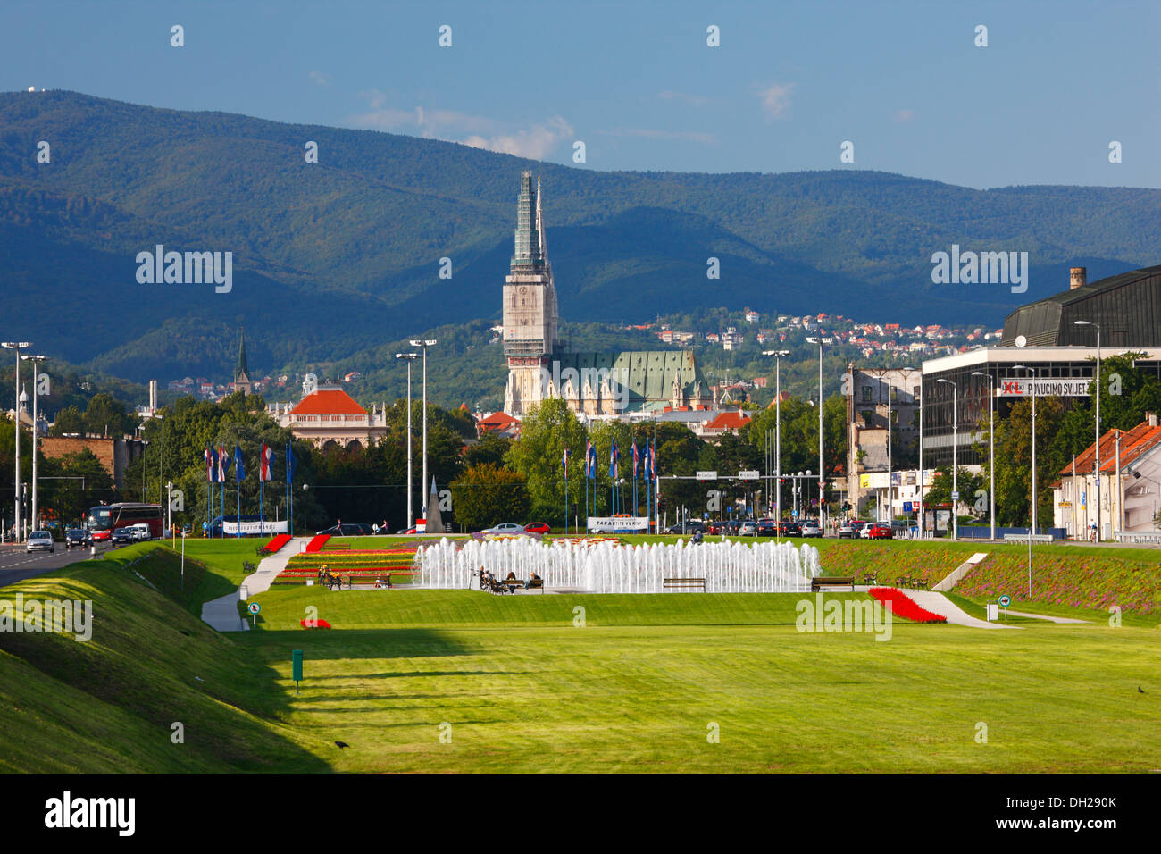 Nuove fontane in Hrvatske Bratske Zajednice street con il duomo sulla schiena in Zagreb Foto Stock