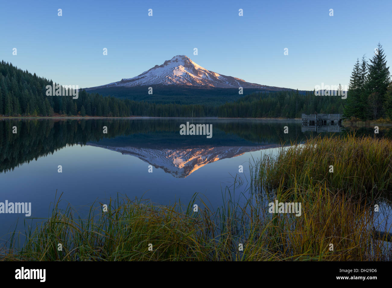 Monte Cofano sorge oltre il Trillium lago su una tranquilla mattina. Foto Stock