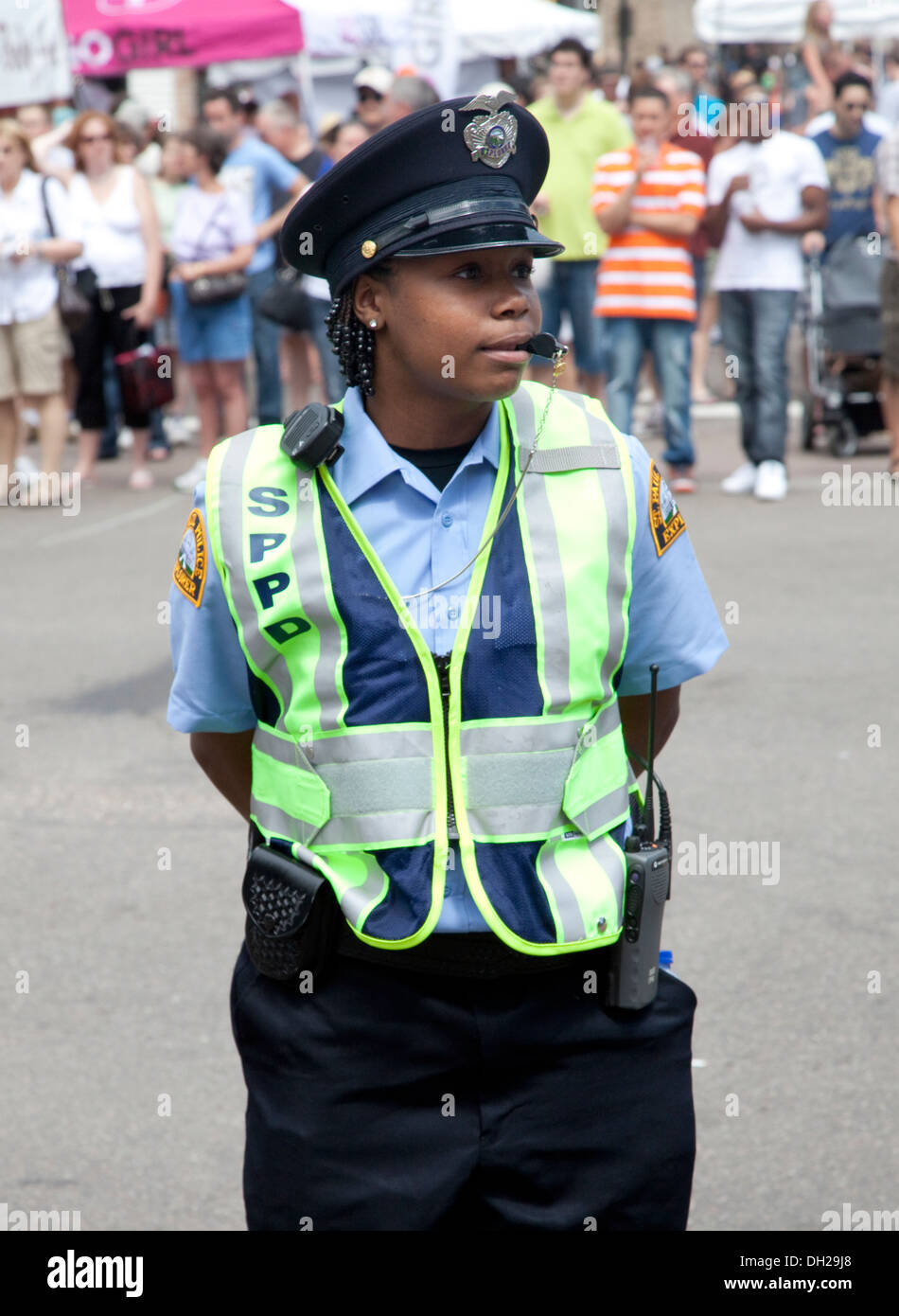 Nero donna di polizia con calma dirigere traffico. Grand Old Day Festival St Paul Minnesota MN USA Foto Stock