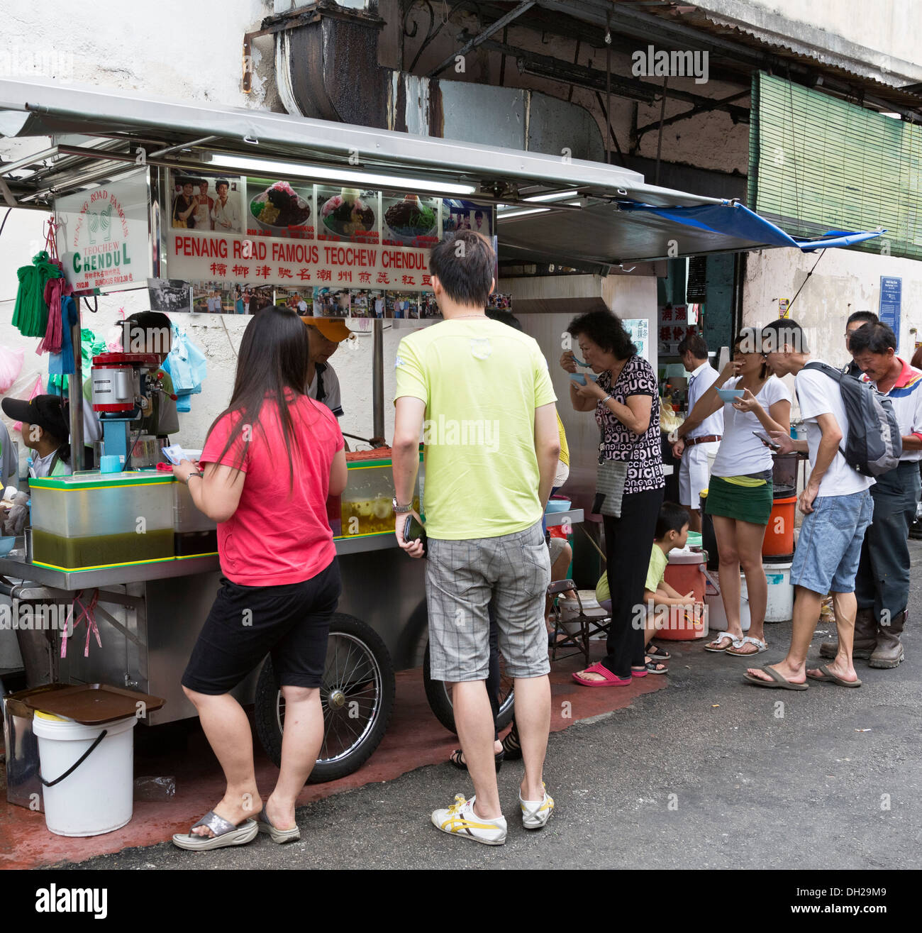 La gente in coda per acquistare chendul a Penang Road famosa Teochew Chendul stallo, George Town, Penang, Malaysia Foto Stock