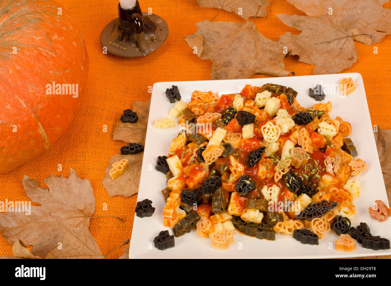 Halloween disegni relativi in un piatto di pasta, kid Halloween party food Foto Stock