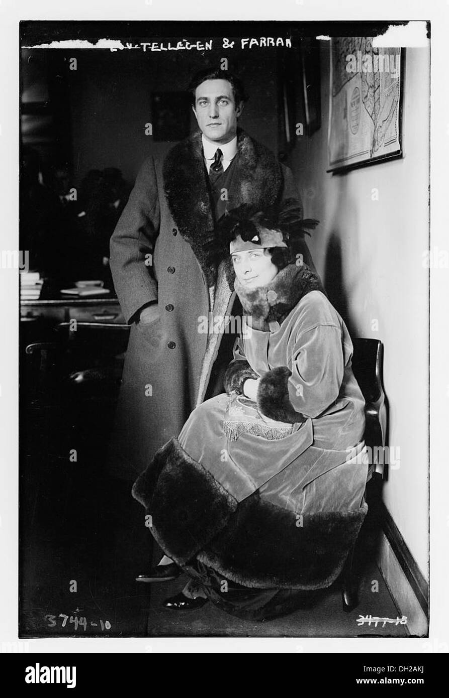 Questa fotografia della Biblioteca del Congresso cattura Lou Tellegen e Farrar, offrendo uno sguardo sulla cultura delle celebrità dell'inizio del XX secolo e sulla moda del tempo. Foto Stock