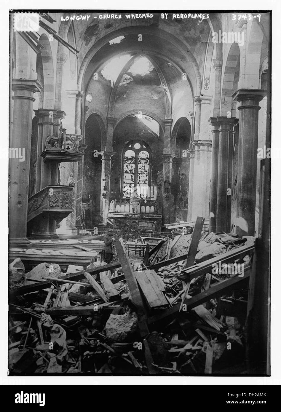Fotografia che documenta la distruzione di una chiesa a Longwy, in Francia, durante la seconda guerra mondiale. L'immagine mostra l'entità dei danni causati dai bombardamenti aerei. Foto Stock