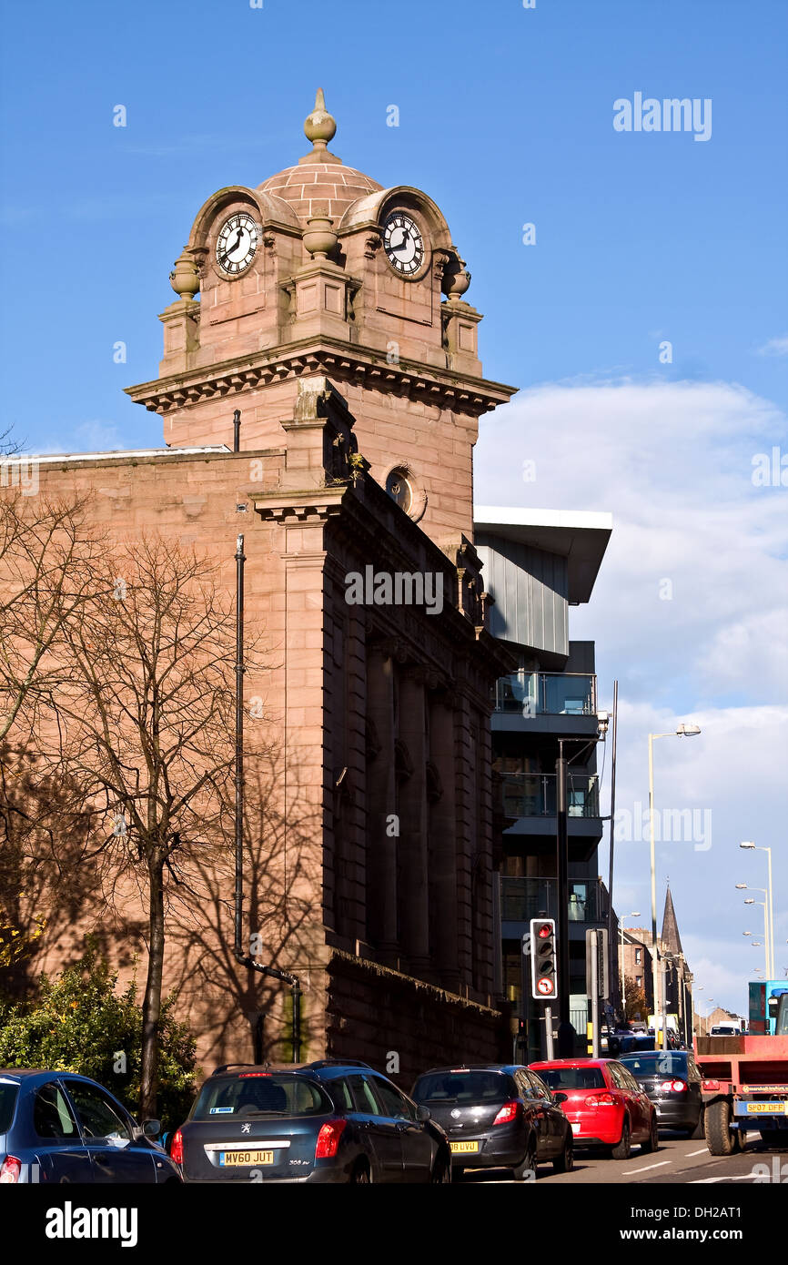 Nel 1914 David Baxter costruito il Dundee risparmio bancario che è un pesante Edwardian edificio barocco con un sovradimensionamento di clock tower, REGNO UNITO Foto Stock