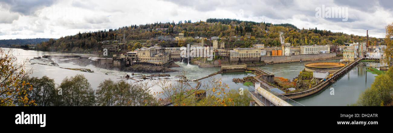 Centrale idroelettrica a Willamette Falls serratura in Oregon City a caduta stagione Panorama Foto Stock