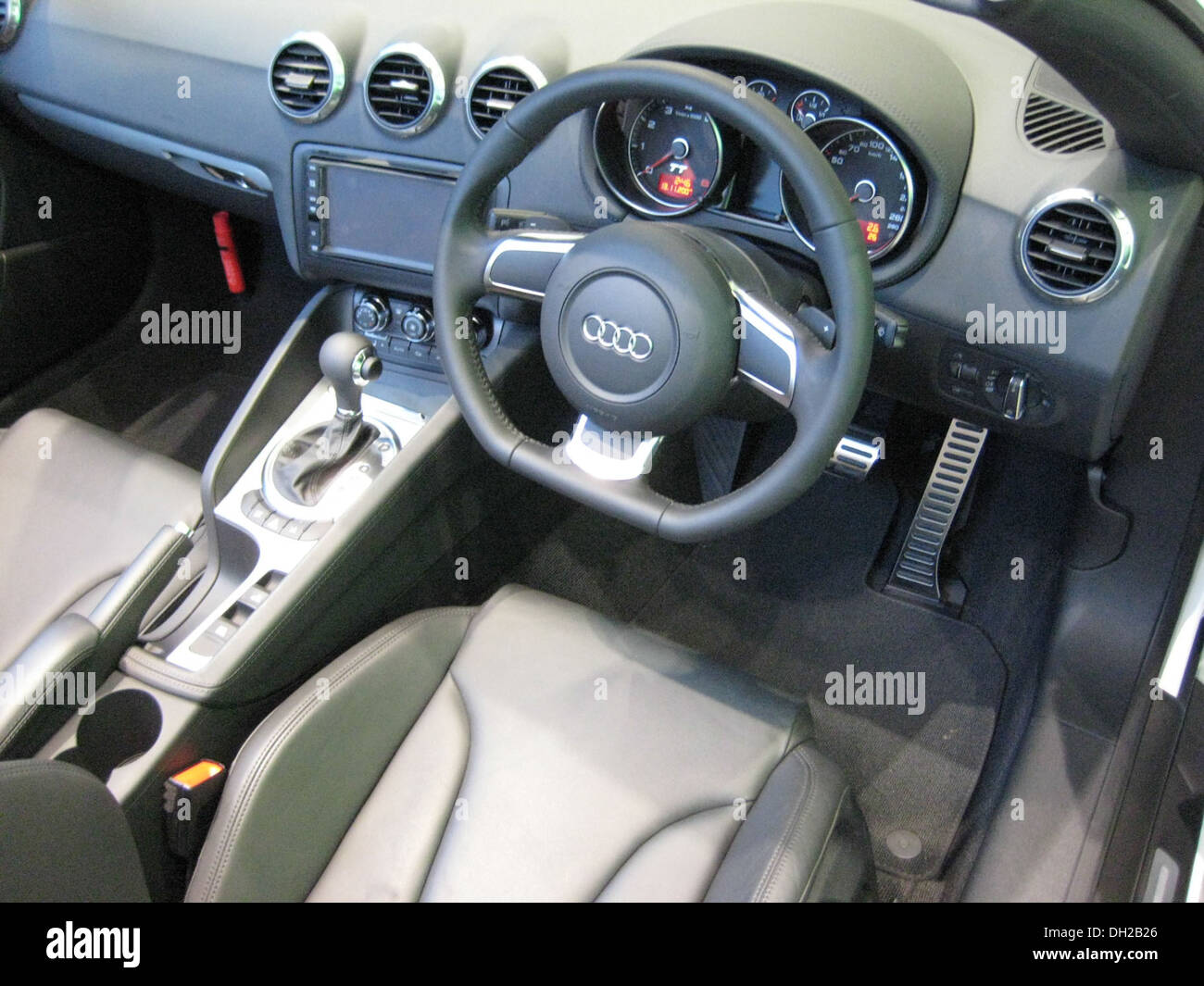 Gli interni dell'Audi TT Roadster 2007 presentano un design elegante e moderno con materiali di alta qualità, sedili ergonomici e funzioni tecnologiche avanzate. Offre un mix di lusso e prestazioni, ideale per un'esperienza di guida piacevole. Foto Stock