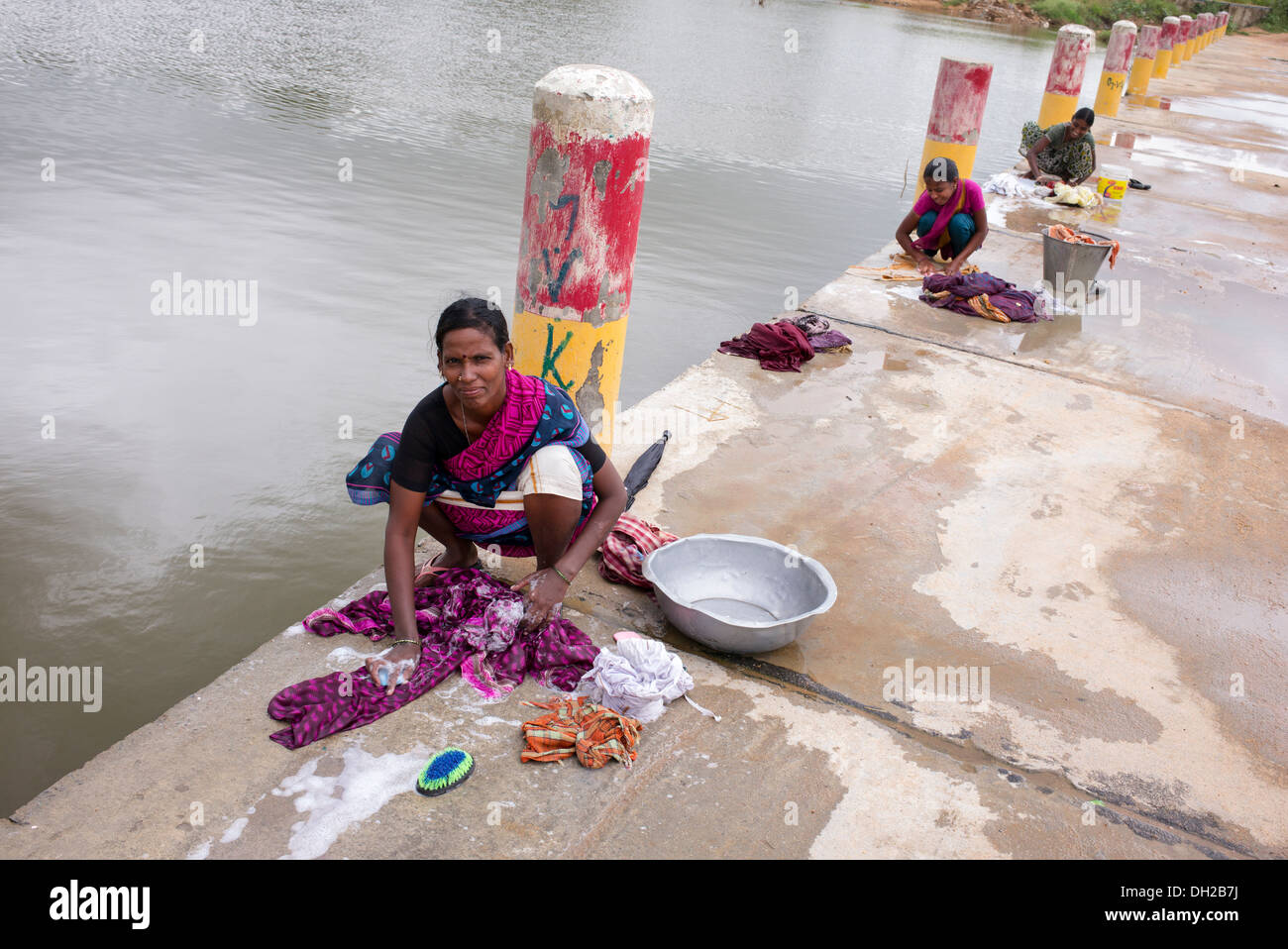 Le donne indiane il bucato a mano vicino a un fiume. Andhra Pradesh, India Foto Stock