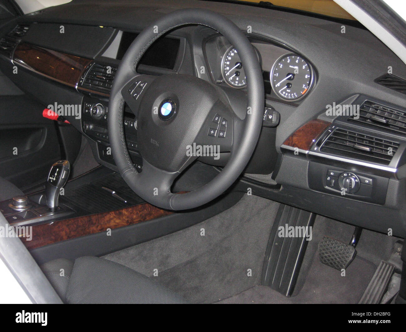 La BMW E70 X5 è un SUV di lusso che offre un raffinato equilibrio tra prestazioni, comfort e versatilità. È dotato di un motore potente, interni spaziosi e tecnologia avanzata che lo rendono adatto per la guida urbana e fuoristrada. Foto Stock