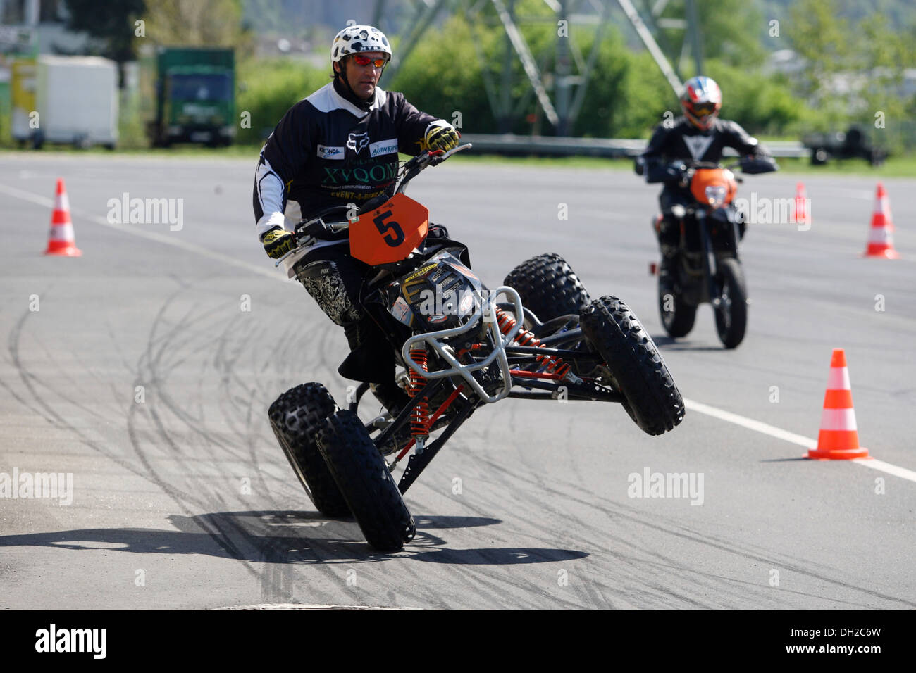 Un quad guida su due ruote durante uno stunt show, Coblenza, Renania-Palatinato Foto Stock