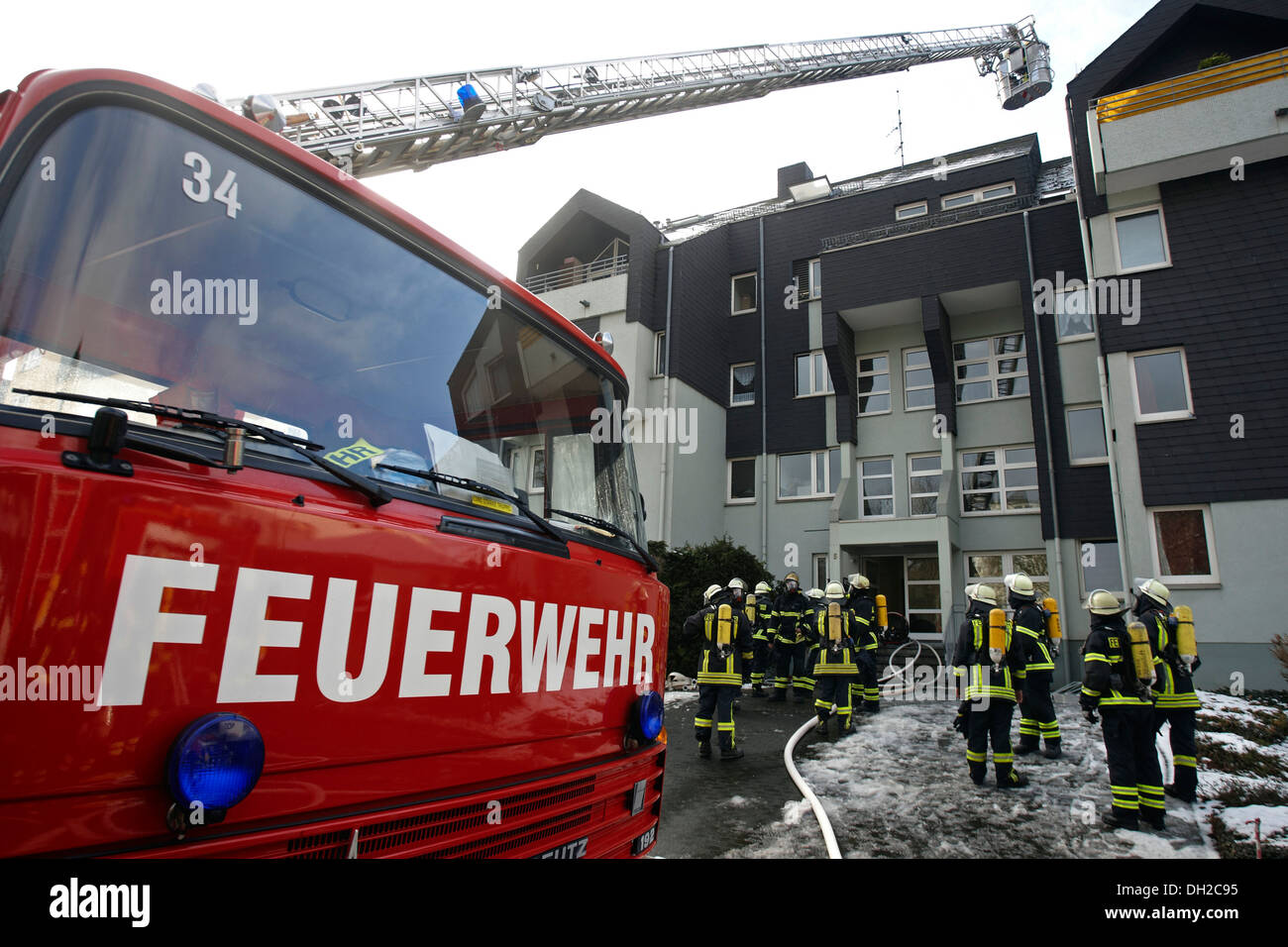 Pompiere il funzionamento, dopo un incendio della nostra casa a Linz, Renania-Palatinato Foto Stock