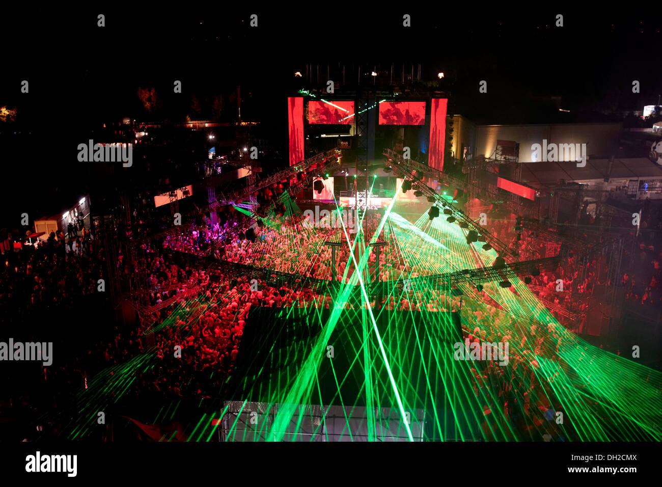 Laser show, techno rave Nature One 2012 sulla ex razzo negli Stati Uniti in base Pydna in Hunsrueck, Kastellaun Foto Stock