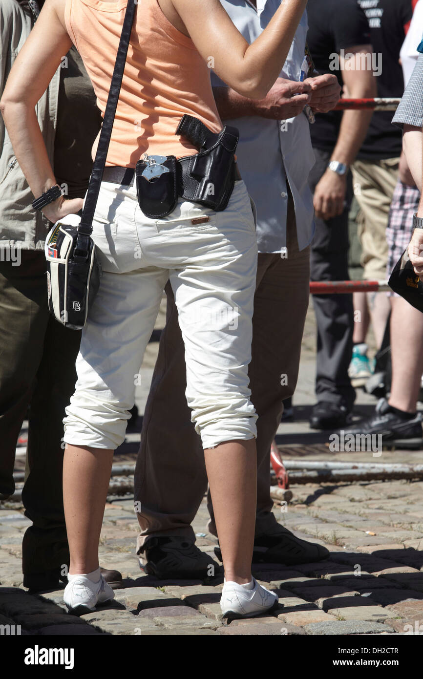 Funzionario di polizia giudiziaria dipartimento in abiti civili, portante un arma di servizio, Coblenza, Renania-Palatinato Foto Stock