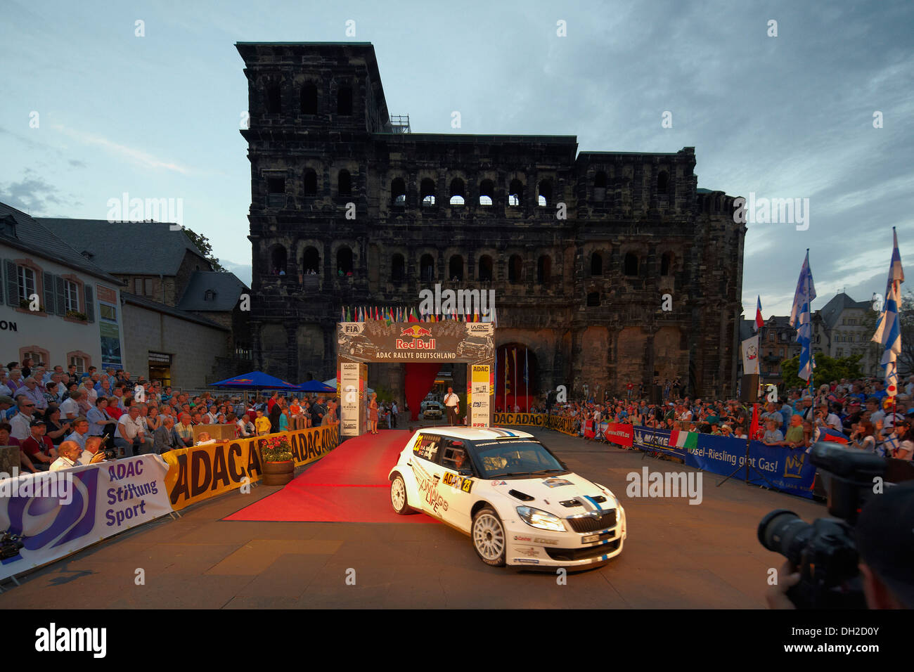 Andreas Mikkelsen e Ola Floene iniziando la Porta Nigra in una vettura Skoda al Rally ADAC Germania, Treviri Foto Stock
