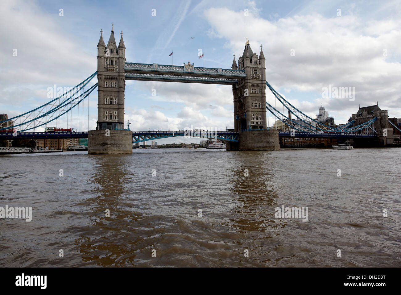 Il Tower Bridge, il fiume Tamigi, London, England, Regno Unito, Europa Foto Stock