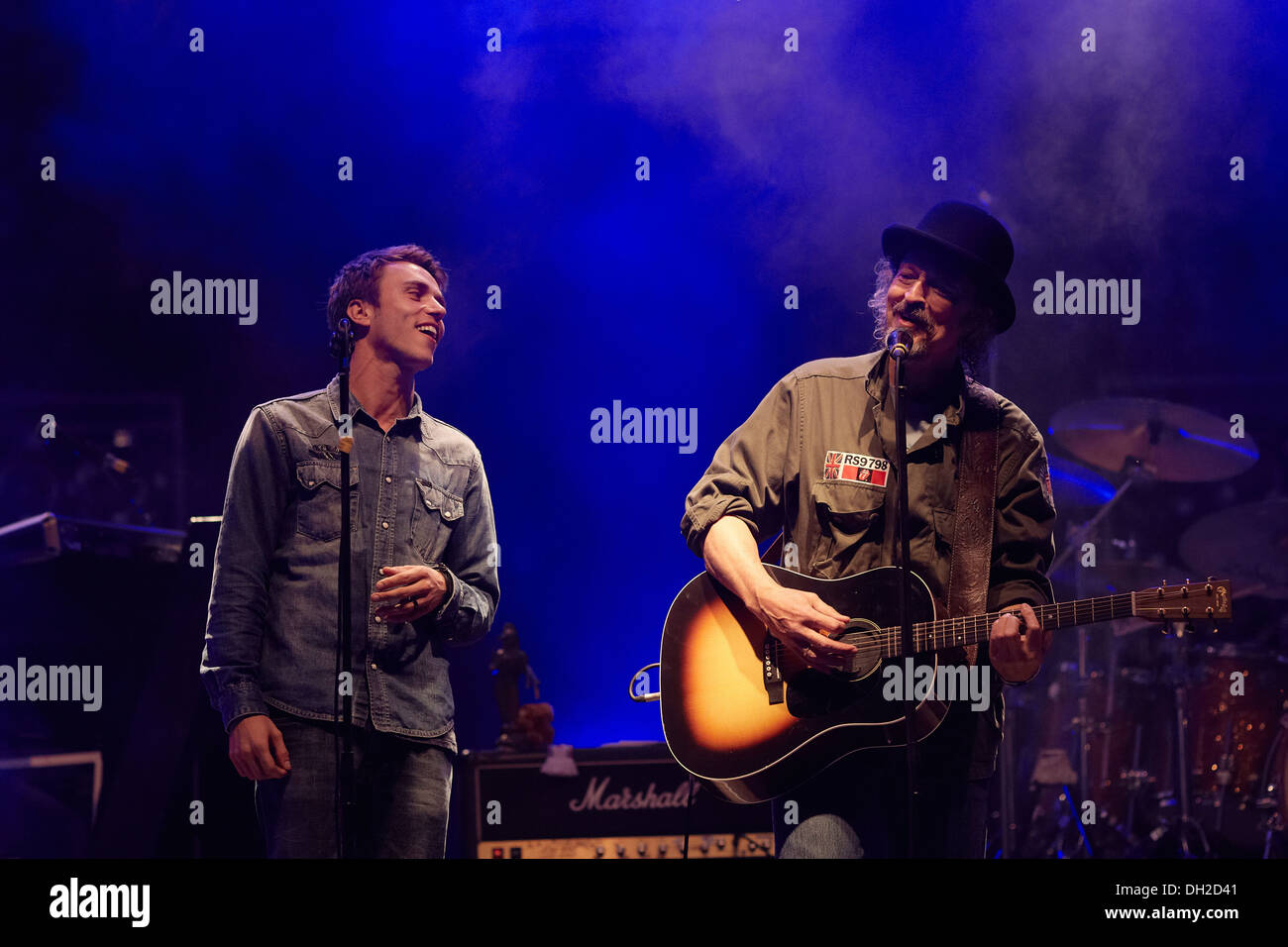 Wolfgang Niedecken, frontman del gruppo rock BAP, sinistra, eseguendo con Clueso durante il concerto finale del tour di BAP Foto Stock