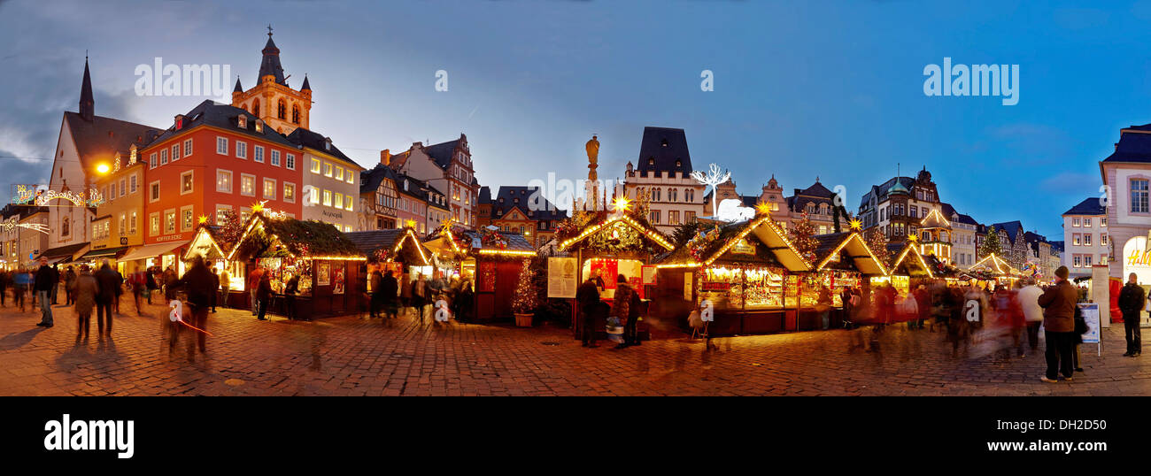Mercatino di Natale a Trierer Hauptmarkt square, Trier, Renania-Palatinato, Germania Foto Stock