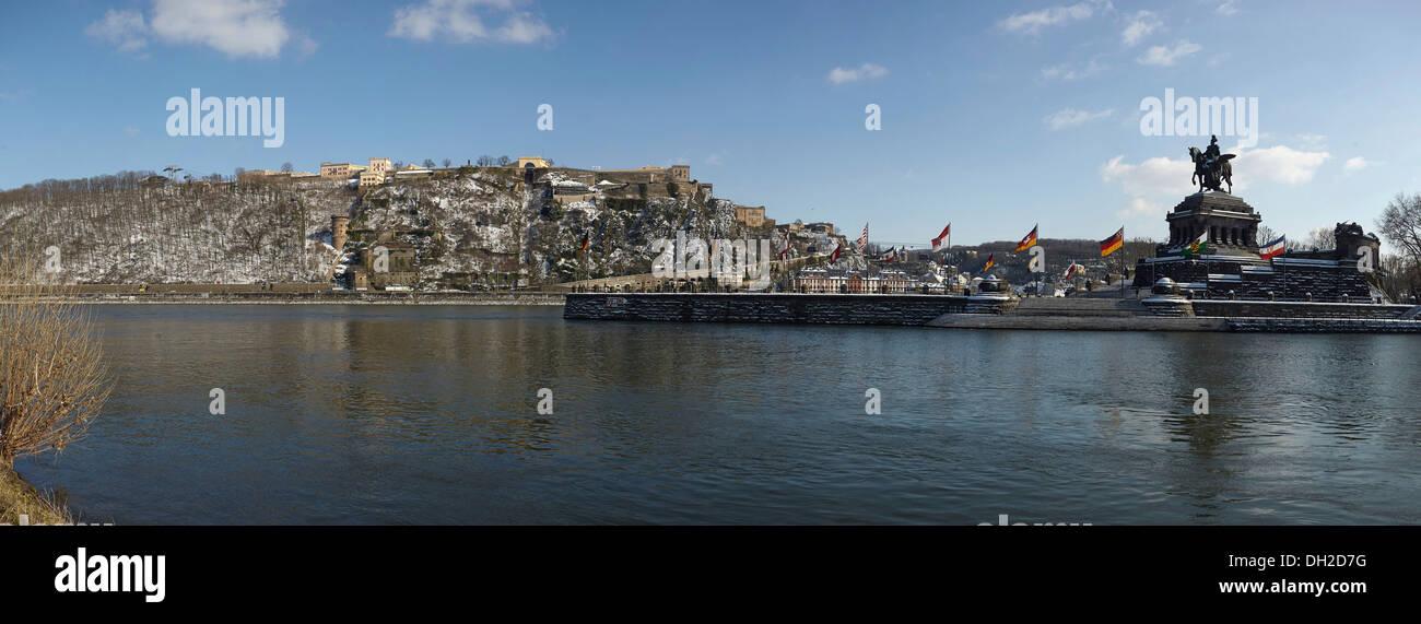 Deutsches Eck, 'l'angolo tedesco" con la statua equestre di Kaiser Wilhelm e il Festung fortezza Ehrenbreitstein, presso il Foto Stock